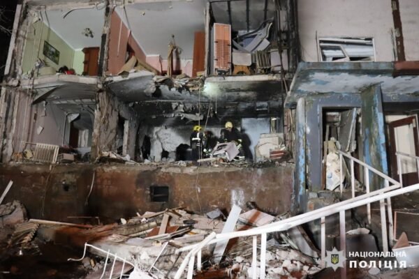 Ворожий дрон поцілив у 9-поверхівку в Харкові (ФОТО)