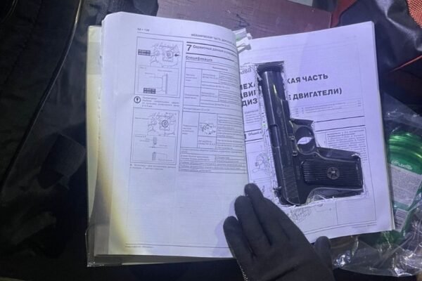 Українець, що прямував до Румунії, заховав травматичний пістолет у книжці (ФОТО)