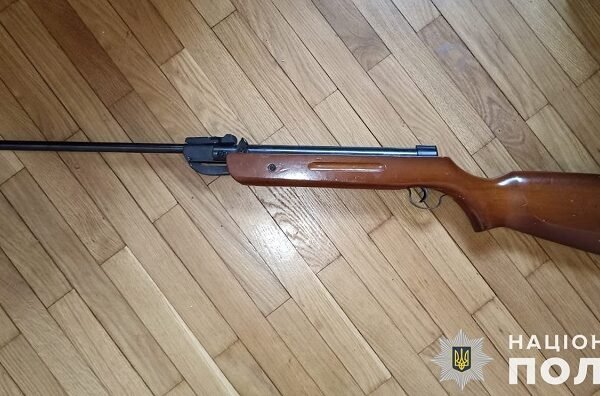На Львівщині двоє дітей гралися з пневматичною рушницею: Дівчину 4 років госпіталізували