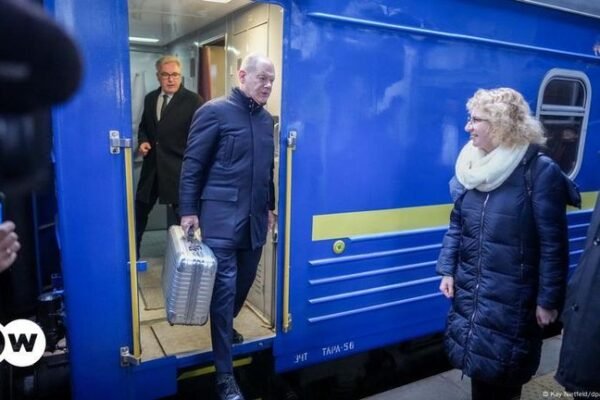 Канцлер Німеччини Шольц прибув до Києва з неоголошеним візитом