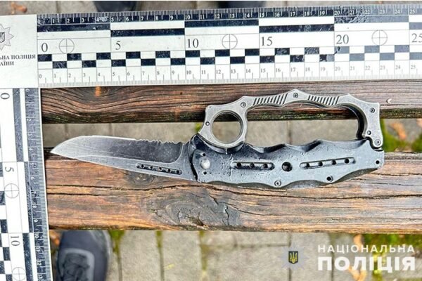 У Тернополі на зупинці громадського транспорту затримали озброєного чоловіка