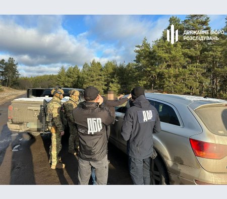 Допомагали ухилянтам тікати до Білорусі: На Рівненщині викрили правоохоронця зі спільником