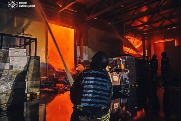 Удар по Києву: У місті палають автомобілі (ВІДЕО)