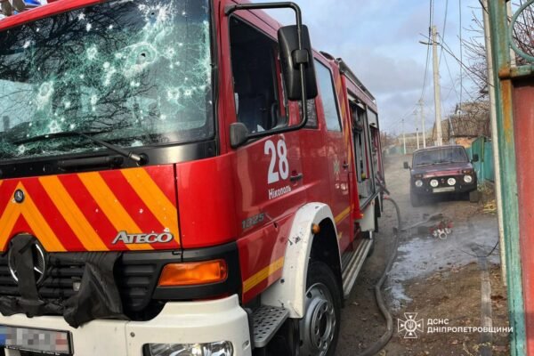 У Нікополі ворог вдарив по рятувальниках, що гасили пожежу (ФОТО)