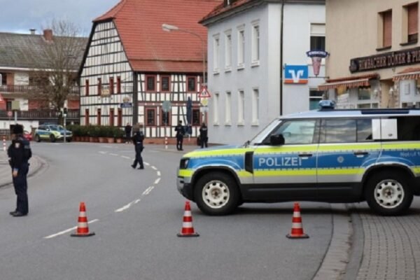 У німецькому місті чоловік увірвався зі зброєю у банк та захопив заручницю 