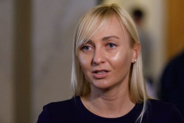 Компанії-прокладки і підсанкційні бізнесмени: Нардепка Устінова розкритикувала закупівлі АОЗ