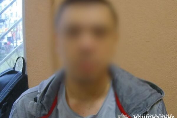 Під час слідчих дій в одній з квартир Києва поранень зазнав працівника ДБР