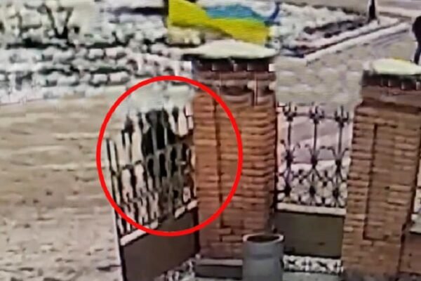 У Білій Церкві чоловік вчинив наругу над українським прапором: Його розшукує поліція