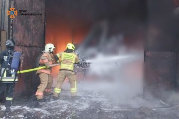 На Прикарпатті вогнеборці ліквідували наслідки атаки росіян на енергооб’єкті (ФОТО)