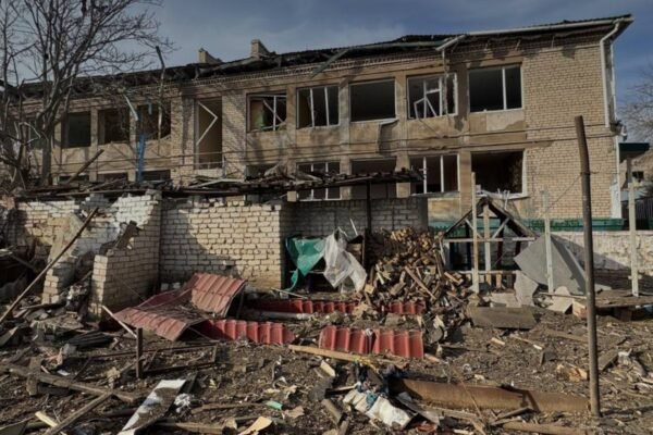 Ворог вдарив з авіації по Херсону. Є руйнування та постраждалі (ФОТО)