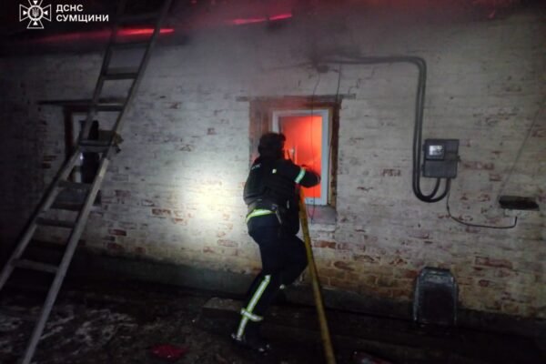 На Сумщині ворог повторно вдарив по рятувальниках, що працювали на місці прильоту