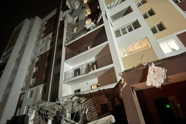 На Київщині через ворожу атаку зруйнована багатоповерхівка та пошкоджене виробниче приміщення