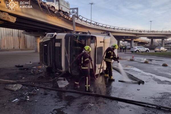У Києві вантажівка злетіла з мосту (ФОТО)