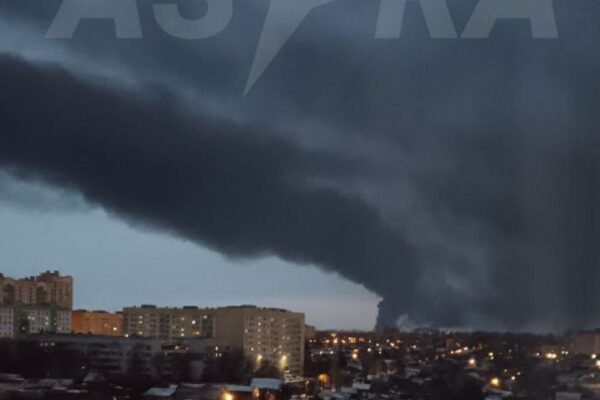 В російському Енгельсі після атаки дронів палає нафтосховище (ФОТО, ВІДЕО)