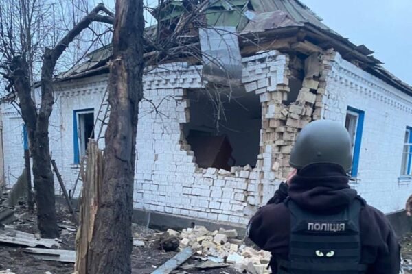 Внаслідок падіння уламків дронів на Київщині пошкоджено будинки, автівки та кафе