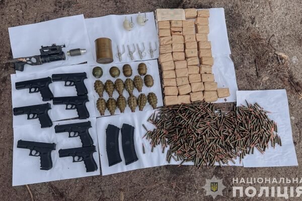 В Україні викрили торговців зброєю: Правоохоронці вилучили арсенал на понад мільйон гривень (ФОТО)