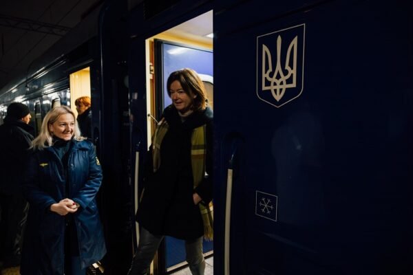 Голова МЗС Словенії прибула до Києва