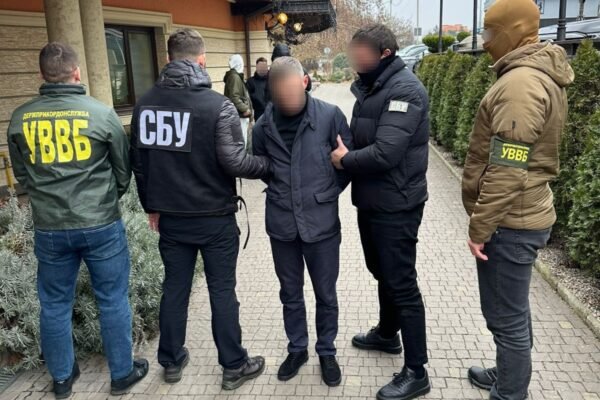 В Ужгороді затримали прикордонника, що за 6 тис. доларів допомагав ухилянтам тікати з країни