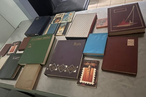 Колекцію із понад 4 тисяч поштових марок виявили прикордонники в багажі львів’янина