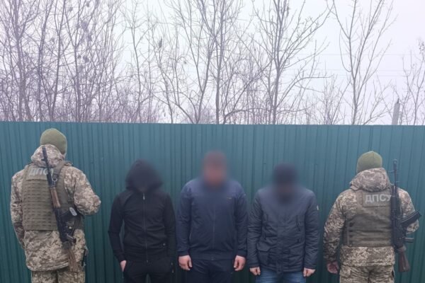 Неподалік кордону з Угорщиною затримали групу ухилянтів