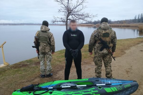Прикордонники затримали молодика, що мав намір втекти до Молдови на надувному каяку