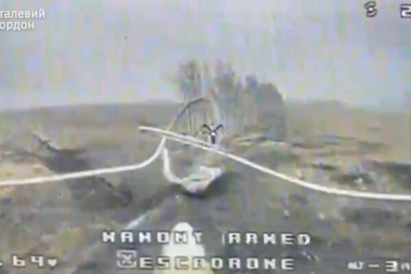 На Сумщині прикордонники за допомогою FPV-дрона підбили ворожий БТР-Д