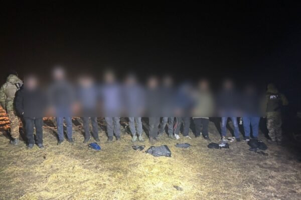 На Одещині прикордонники затримали водія та 10 пасажирів, що сплатили від 7 до 10 тис. доларів за перетин кордону