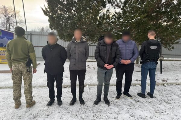За сотню метрів від кордону з Румунією затримали ухилянтів, яких супроводжували неповнолітні буковинці