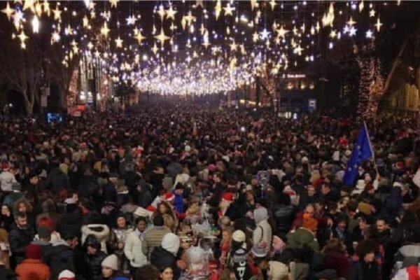 У новорічну ніч десятки тисяч грузинських протестувальників вийшли на вулиці Тбілісі (ВІДЕО)