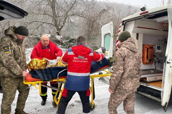 Із прірви дістали непритомного чоловіка, що намагався самотужки перетнути кордон у горах