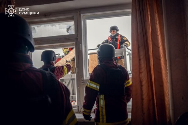 Рятувальники ліквідували наслідки російської атаки по Сумах (ФОТО)