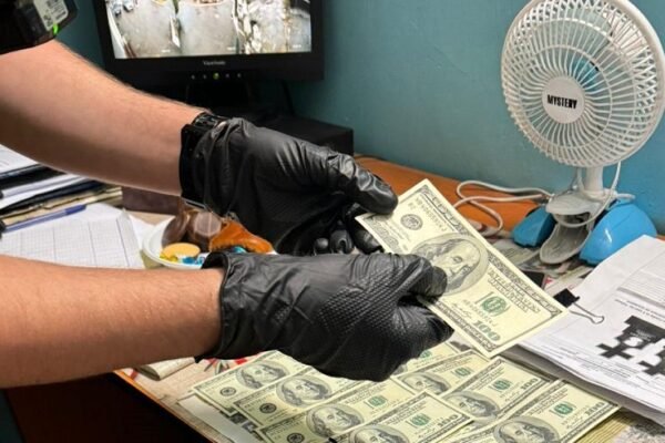 У Києві затримали працівницю кладовища, яка вимагала 1000 доларів за похорон