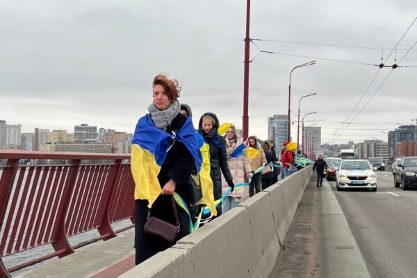 “Міст єдності”: У Дніпрі десятки людей утворили на мосту живий ланцюг (ВІДЕО)