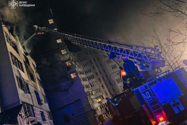 Росіяни вдарили «шахедом» по багатоповерхівці на Київщині: є загиблі