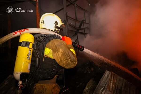 Рятувальники у Харкові загасили пожежу на підприємстві, яке було обстріляне росіянами (ВІДЕО)
