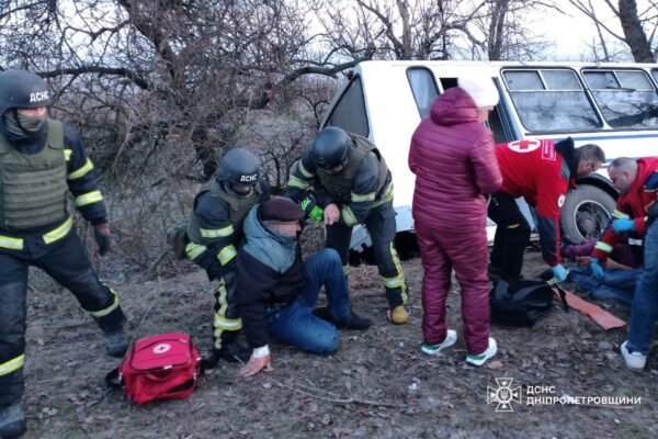 На Дніпропетровщині автобус врізався в дерево: Постраждало 14 людей (ФОТО)