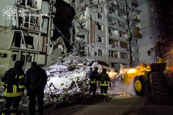 Вночі 20 лютого окупанти скинули авіабомбу на багатоповерхівку у Херсоні