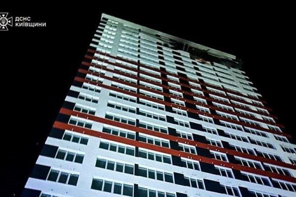 На Київщині ворожі дрони влетіли в багатоповерхівку