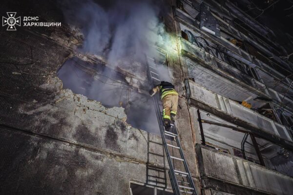У Харкові дрон влучив у 9-поверхівку. Є постраждалі, вирують пожежі (ФОТО, ВІДЕО)