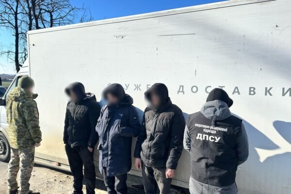 Невдала спроба: у фурі з продуктами прикордонники виявили ухилянта