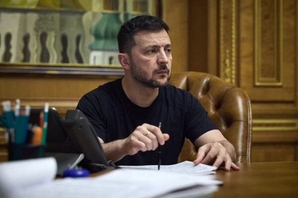 Зеленський підписав закон про продовження воєнного стану до 9 травня