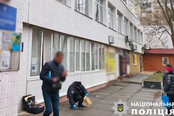 Поліція затримала двох чоловіків, що намагалися підпалити приймальню депутата Київради