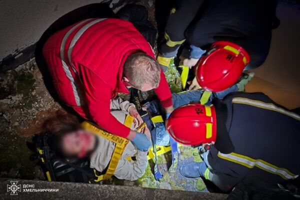 На Хмельниччині 16-річна дівчина впала з висоти третього поверху