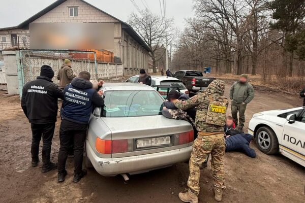 Двоє рівнян за гроші допомагали тікати чоловікам з країни
