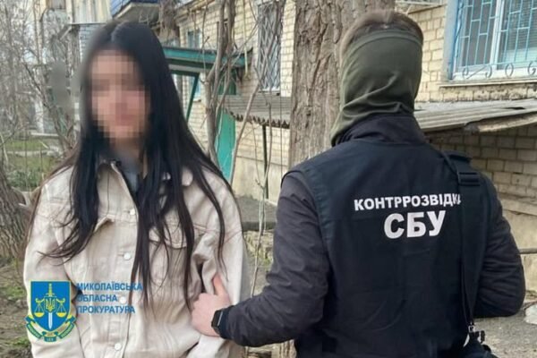 Під час спроби вчинити теракт поблизу будівлі поліції в Миколаєві затримали 19-річну агентку РФ