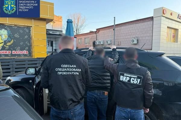 На Одещині заступник голови ЛКК допомагав військовозобов’язаному “списатися у запас” за 5 тис. доларів