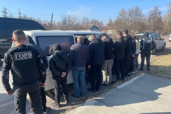 Мікроавтобус, повний ухилянтів, яким кермувала одеситка, затримали на Житомирщині