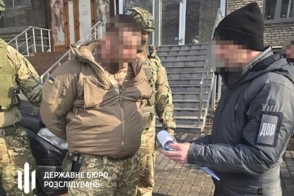 На хабарях погорів посадовець ВСП у Запоріжжі: За гроші надавав “послуги” для виїзду за кордон