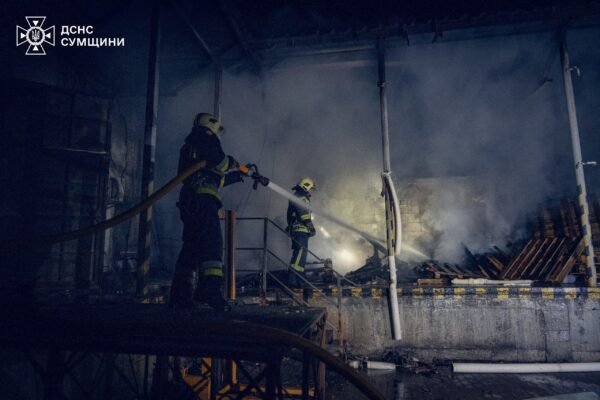 Ворог вкотре вдарив по Сумах. Зайнялися складські будівлі (ФОТО, ВІДЕО)