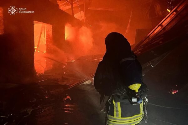 Ворог атакував дронами Київщину: Пошкоджені будинки та меблевий магазин